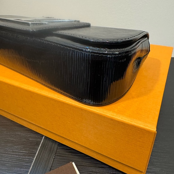 Louis Vuitton Epi Electric Pochette Sobie
Clutch Bag Noir - Picture 15 of 16